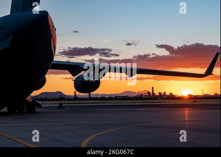 Ein C-17 Globemaster III transportierte Mitglieder des Desert Lightning Teams kehrt von einem Einsatz an einem unbekannten Ort auf der Davis-Monthan Air Force Base, Arizona, am 17. Oktober 2022 zurück. Die Mitglieder kehrten nach einem Auslandseinsatz zu ihren Familien zurück. BEREITSTELLUNG,Homecoming,Wiedersehen,Familie,erneute Bereitstellung,Sonnenuntergang, Stockfoto