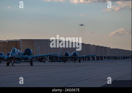 Ein C-17 Globemaster III transportierte Mitglieder des Desert Lightning Teams kehrt von einem Einsatz an einem unbekannten Ort auf der Davis-Monthan Air Force Base, Arizona, am 17. Oktober 2022 zurück. Die Mitglieder kehrten nach einem Auslandseinsatz zu ihren Familien zurück. 355. Flügel, 563. Rettungsgruppe, EINSATZ, Homecoming, Familie, Wiedereinsetzung, Stockfoto