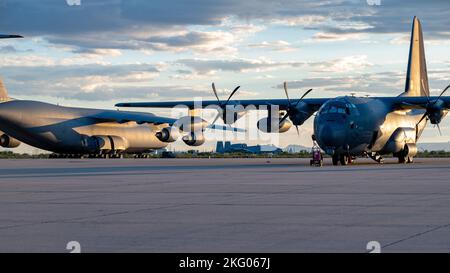 Ein C-17 Globemaster III transportierte Mitglieder des Desert Lightning Teams kehrt von einem Einsatz an einem unbekannten Ort auf der Davis-Monthan Air Force Base, Arizona, am 17. Oktober 2022 zurück. Die Mitglieder kehrten nach einem Auslandseinsatz zu ihren Familien zurück. 355. Flügel, 563. Rettungsgruppe, EINSATZ, Homecoming, Familie, Wiedereinsetzung, Stockfoto