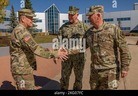 221017-N-TP834-2003 James Dickinson, General der U.S. Army, begrüßt den General der U.S. Air Force Glen VanHerck, North American Aerospace Defense Command und den U.S. Northern Command und die U.S. Navy ADM. Christopher Grady, Vice Chairman of the Joint Chiefs of Staff, 17. Oktober 2022, auf der Peterson Space Force Base, Colorado während der Zeit bei USSPACECOM informierten leitende Angestellte Grady darüber, wie das Kommando integrierte Abschreckung durch nahtlose Zusammenarbeit zwischen Kriegskampfgebieten, Theatern und unserem unübertroffenen Netzwerk von Allianzen und Partnerschaften unterstützt. USSPACECOM stärkt integrierte Abschreckung durch Prov Stockfoto