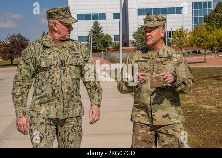 221017-N-TP834-2028 James Dickinson, General der U.S. Army, Kommandant des U.S. Space Command, spricht mit der US Navy ADM. Christopher Grady, Vice Chairman of the Joint Chiefs of Staff, 17. Oktober 2022, auf der Peterson Space Force Base, Colorado während der Zeit bei USSPACECOM informierten leitende Angestellte Grady darüber, wie das Kommando integrierte Abschreckung durch nahtlose Zusammenarbeit zwischen Kriegskampfgebieten, Theatern und unserem unübertroffenen Netzwerk von Allianzen und Partnerschaften unterstützt. USSPACECOM stärkt die integrierte Abschreckung durch die Bereitstellung von Optionen für Weltraumkämpfe, die den Wettbewerbsvorteil der USA und unserer Verbündeten bewahren Stockfoto