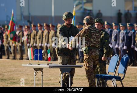 Bulgarische Landstreitkräfte Oberst Velin Kehajow, ehemaliger Kommandeur der multinationalen NATO-Kampfgruppe in Bulgarien und Kommandeur von 42. mechanisierten Bataillons, 2. mechanisierten Brigaden, Bulgarischen Landstreitkräften, Und der Oberst der italienischen Armee, Francesco Alaimo, Kommandant des Infanterie-Regiments „Torino“ 82., Mechanisierte Brigade „Pinerolo“, Division „Acqui“, Italienisches Einsatzkommando der Landstreitkräfte, tauschen die offiziellen Übergabe-Dokumente während einer Übergabe/Übernahme-Zeremonie der multinationalen NATO-Kampfgruppe in Bulgarien im Trainingsgebiet Novo Selo, Bulgarien, 17. Oktober 2022. Die multinationale Schlachtgruppe, previo Stockfoto