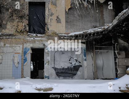 Gorenka, Ukraine. 20.. November 2022. Graffiti des berühmten anonymen Straßenkünstlers Banksy, das auf einem der von der russischen Armee in Gorenka zerstörten Wohngebäude zu sehen ist. Russland marschierte am 24. Februar 2022 in die Ukraine ein und löste damit den größten militärischen Angriff in Europa seit dem Zweiten Weltkrieg aus Kredit: SOPA Images Limited/Alamy Live Nachrichten Stockfoto