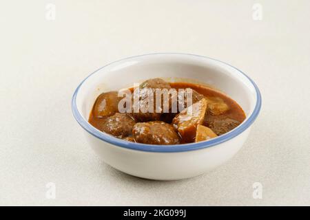 Semur Bola Daging, würziger Fleischball Süßer und herzhafter Eintopf mit Kartoffel. Täglich Indonesisches Traditionelles Essen. Platz für Text kopieren Stockfoto