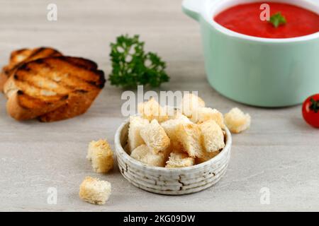 Knusprig-knuspriges Crouton in Keramikschale Stockfoto