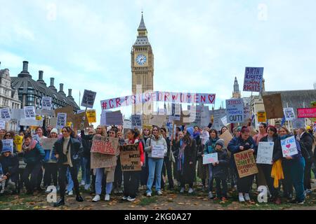 London, Großbritannien. 20.. November 2022. Hebammen nehmen an einer landesweiten Demonstration auf dem Parliament Square Teil, bei der es um chronische Unterbesetzung im Mutterschaftsdienst geht, was die vorhandenen Arbeitskräfte auf ein gefährliches Niveau überfordert. Angesichts der Lebenshaltungskrise und der verbesserten Arbeitsbedingungen, in denen 29 von 30 ausgebildeten Personen den Beruf verlassen, streben Aktivisten nach Lohnerhöhungen. Kredit: Elfte Stunde Fotografie/Alamy Live Nachrichten Stockfoto