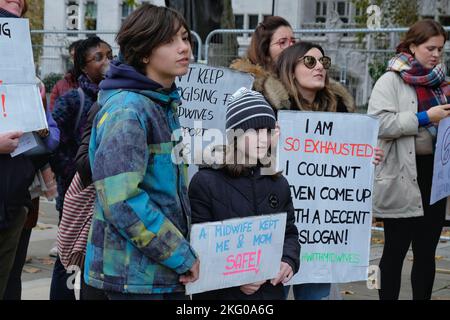 London, Großbritannien. 20.. November 2022. Hebammen nehmen an einer landesweiten Demonstration auf dem Parliament Square Teil, bei der es um chronische Unterbesetzung im Mutterschaftsdienst geht, was die vorhandenen Arbeitskräfte auf ein gefährliches Niveau überfordert. Angesichts der Lebenshaltungskrise und der verbesserten Arbeitsbedingungen, in denen 29 von 30 ausgebildeten Personen den Beruf verlassen, streben Aktivisten nach Lohnerhöhungen. Kredit: Elfte Stunde Fotografie/Alamy Live Nachrichten Stockfoto