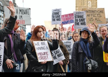 London, Großbritannien. 20.. November 2022. Hebammen nehmen an einer landesweiten Demonstration auf dem Parliament Square Teil, bei der es um chronische Unterbesetzung im Mutterschaftsdienst geht, was die vorhandenen Arbeitskräfte auf ein gefährliches Niveau überfordert. Angesichts der Lebenshaltungskrise und der verbesserten Arbeitsbedingungen, in denen 29 von 30 ausgebildeten Personen den Beruf verlassen, streben Aktivisten nach Lohnerhöhungen. Kredit: Elfte Stunde Fotografie/Alamy Live Nachrichten Stockfoto