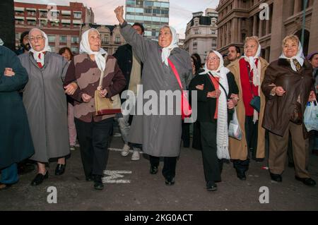 Buenos Aires, Argentinien. 15. April 2010. Hebe de Bonafini, die historische Führerin der Mütter der Plaza de Mayo und Menschenrechtsaktivistin, die während einer Demonstration in der Nähe des Nationalkongresses gesehen wurde. Hebe de Bonafini starb am 20. November 2022 im Alter von 93 Jahren im Krankenhaus Italiano in La Plata, Buenos Aires. (Foto von Patricio Murphy/SOPA Images/Sipa USA) Quelle: SIPA USA/Alamy Live News Stockfoto