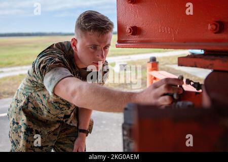 U.S. Marine Corps Lance CPL. Sean R. Alander, ein Radartechniker mit Hauptquartier und Hauptquartier-Geschwader, führt eine Wartungsprüfung am Präzisionsanflugradar auf der Marine Corps Air Station (MCAS) New River in Jacksonville, North Carolina, durch, 18. Oktober 2022. Alander, der Empfänger des MCAS New River Go-Getter Awards in diesem Monat, wurde 2020 aus Henderson, Minnesota, in das Marine Corps aufgenommen. Stockfoto