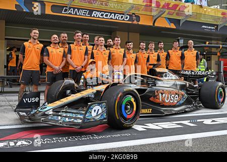 Abu Dhabi, Vereinigte Arabische Emirate. 20.. November 2022; Yas Marina Circuit, Yas Island, Abu Dhabi; Lando Norris (GBR) McLaren F1 Team MCL36 und Daniel Ricciardo (AUS) McLaren MCL36 mit ihrem Teamfoto zum Saisonende beim Grand Prix von Abu Dahbi F1 Credit: Action Plus Sports Images/Alamy Live News Stockfoto