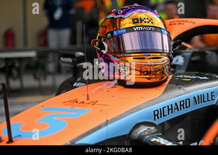 Abu Dhabi, Vereinigte Arabische Emirate. 20.. November 2022; Yas Marina Circuit, Yas Island, Abu Dhabi; Helm von Daniel Ricciardo (AUS) McLaren MCL36 Mercedes auf seiner letzten Fahrt für das Team beim Grand Prix Race Day F1 für Abu Dhabi F1.Quelle: Action Plus Sports Images/Alamy Live News Stockfoto