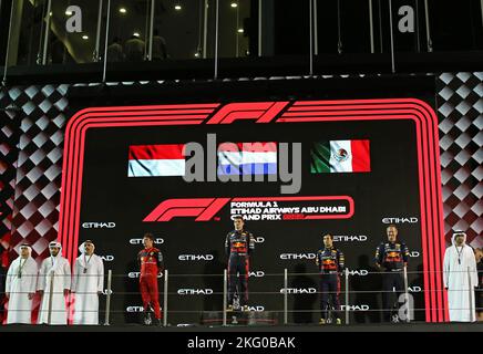 Abu Dhabi, Vereinigte Arabische Emirate. 20.. November 2022; Yas Marina Circuit, Yas Island, Abu Dhabi; 2. platzierte Charles Leclerc (MON) Scuderia Ferrari F1-75, Sieger Max Verstappen (NED) Oracle Red Bull Racing RB18 und 3. platzierte Sergio Perez (MEX) Oracle Red Bull Racing RB18 nach dem Grand Prix Race Day F1 für Abu Dhabi F1.Quelle: Action Plus Sports Images/Alamy Live News Stockfoto