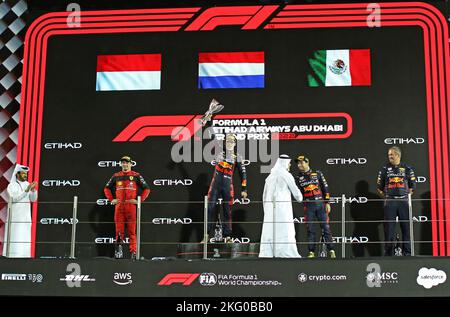 Abu Dhabi, Vereinigte Arabische Emirate. 20.. November 2022; Yas Marina Circuit, Yas Island, Abu Dhabi; 2. platzierte Charles Leclerc (MON) Scuderia Ferrari F1-75, Sieger Max Verstappen (NED) Oracle Red Bull Racing RB18 und 3. platzierte Sergio Perez (MEX) Oracle Red Bull Racing RB18 nach dem Grand Prix Race Day F1 für Abu Dhabi F1.Quelle: Action Plus Sports Images/Alamy Live News Stockfoto