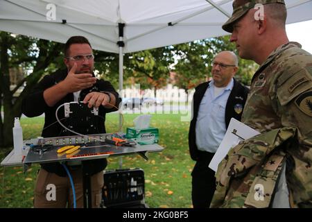 Brigadier General Ray Phariss, United States Army Europe und Afrikas stellvertretender Stabschef, G-6 und Chief Information Officer, diskutiert die Fähigkeiten von Kommunikationstechnikern mit Mitgliedern der 6981. Civilian Support Group am 18. Oktober 2022 bei der USAG Wiesbaden, Deutschland. Während seines Besuches erhielt Phariss einen Überblick über die Mission der Brigade und nahm an verschiedenen technischen Demonstrationen Teil, die die Fähigkeiten der 2D Theatre Signal Brigade hervorhoben. Stockfoto