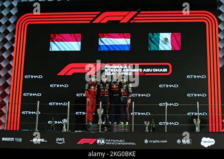 Abu Dhabi, Vereinigte Arabische Emirate. 20.. November 2022; Yas Marina Circuit, Yas Island, Abu Dhabi; 2. platzierte Charles Leclerc (MON) Scuderia Ferrari F1-75, Sieger Max Verstappen (NED) Oracle Red Bull Racing RB18 und 3. platzierte Sergio Perez (MEX) Oracle Red Bull Racing RB18 nach dem Grand Prix Race Day F1 für Abu Dhabi F1.Quelle: Action Plus Sports Images/Alamy Live News Stockfoto