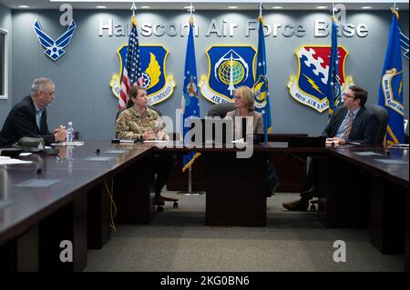 Amy Kershaw, Mitte rechts, beauftragter des Massachusetts Department of Early Education and Care, hört zu, wie Col. Taona Enriquez, Installationskommandant, während eines Besuchs auf der Hanscom Air Force Base, Massachusetts, am 18. Oktober, über die Einstellungsherausforderungen der Installation spricht, während Scott Craver, links, 66. Force Support Squadron Child & Youth Services Flight Chief und Christopher Powers, EEC-Stabschef, hören zu. Kershaw besuchte auf Antrag des 66. Force Support Squadron die Hanscom AFB Youth Programs und diskutierte die Zusammenarbeit bei den allgegenwärtigen personellen Herausforderungen. Stockfoto