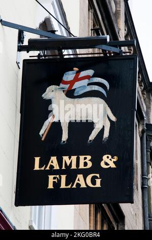 Das Lamb & Flag ist ein historischer Pub in der Universitätsstadt Oxford, England, der im Oktober 2022 nach einer verlängerten Schließung wieder eröffnet wurde. Stockfoto