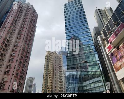 Wolkenkratzer aus Stein, Ziegel, Glas und Metall, Wohn- und Geschäftshäuser, An einem bewölkten Tag in Hongkong -07 Stockfoto