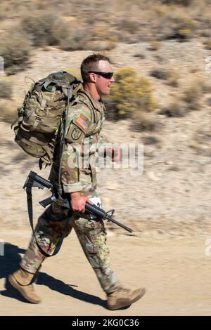 Personal Sgt. Nathan Woods schließt mit 97. Truppenkommando einen 12 Kilometer langen Ruck-marsch im Rahmen des Utah National Guard Best Warrior Competition am 18. Oktober 2022 in Camp Williams, Utah, ab. Der Utah National Guard Best Warrior Competition ist ein jährliches Ereignis, bei dem Soldaten und Luftmänner der Hauptkommandos um den Titel „Soldat/Luftmann des Jahres“, „nicht beauftragter Offizier des Jahres“ und „Senior NCO des Jahres“ kämpfen. Die Armeegewinnerinnen dieses Wettbewerbs werden die Utah Army National Guard beim Region VII Best Warrior Competition im kommenden Frühjahr vertreten. Stockfoto