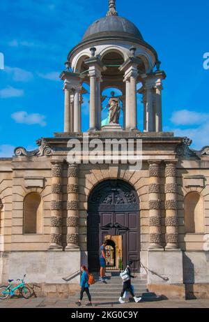 Turm am Eingang des Queen's College am Front Quad, Oxford, England Stockfoto