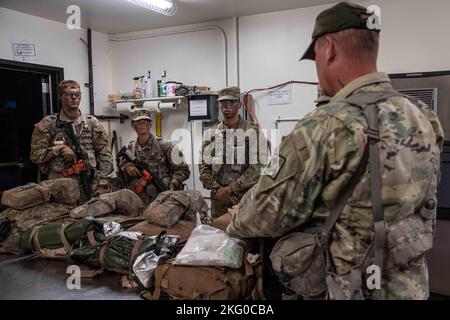 Die Schüler des Combat Medic Specialist Training Program erhalten vor der Feldtrainingsübung Anweisungen, was sich in ihren medizinischen Kits befindet, wo sie ihr Klassenzimmer-Training für die realistischen Kampfszenarien nutzen werden, 29. September 2022 in der Joint Base San Antonio-Camp Bullis, Tx. Nach 14 Wochen Unterricht und simuliertem Feldtraining werden die Schüler von JBSA-Fort Sam Houston zu Foward Operated Base Courage für die letzten zwei Wochen transportiert. Hier kombinieren und wenden sie ihr Training an: Übungen in montierten und demontierten Patrouillen durchführen, Patienten in einer Massenverunglückungssituation behandeln Stockfoto