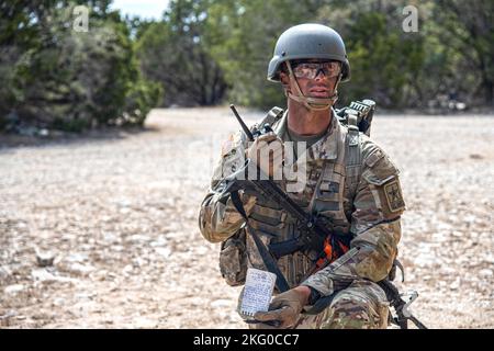 Ein Student, der am Combat Medic Specialist Training Program teilnimmt, ruft eine Nine Line, eine medizinische Notfallevakuierung, an, um einen simulierten Patienten während einer Feldübung zu retten, am 29. September 2022 in der Joint Base San Antonio-Camp Bullis, Tx. Nach 14 Wochen Unterricht und simuliertem Feldtraining werden die Schüler von JBSA-Fort Sam Houston zu Foward Operated Base Courage für die letzten zwei Wochen transportiert. Hier kombinieren und wenden sie ihre Ausbildung an: Übungen in montierten und abmontierten Patrouillen durchführen, Patienten in einer Massenverletzten-Situation behandeln und verletzte Patienten nach transportieren Stockfoto