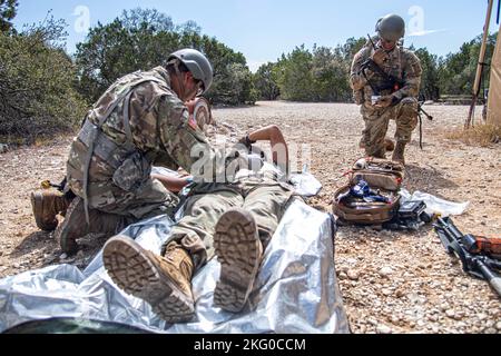 Ein Student, der am Combat Medic Specialist Training Program teilnimmt, ruft eine Nine Line, eine medizinische Notfallevakuierung, an, um einen simulierten Patienten während einer Feldübung zu retten, am 29. September 2022 in der Joint Base San Antonio-Camp Bullis, Tx. Nach 14 Wochen Unterricht und simuliertem Feldtraining werden die Schüler von JBSA-Fort Sam Houston zu Foward Operated Base Courage für die letzten zwei Wochen transportiert. Hier kombinieren und wenden sie ihre Ausbildung an: Übungen in montierten und abmontierten Patrouillen durchführen, Patienten in einer Massenverletzten-Situation behandeln und verletzte Patienten nach transportieren Stockfoto