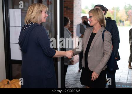 Colleen Busch, links, 66. Force Support Squadron Child Development Center Assistant Director, begrüßt Amy Kershaw, beauftragter des Massachusetts Department of Early Education and Care, während eines Besuchs auf der Hanscom Air Force Base, Massachusetts, 18. Oktober. Kershaw besuchte auf Antrag des 66. Force Support Squadron die Hanscom AFB Youth Programs und diskutierte die Zusammenarbeit bei den allgegenwärtigen personellen Herausforderungen. Stockfoto