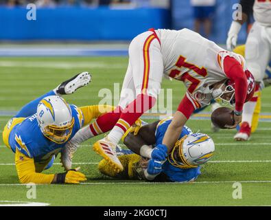 Inglewood, Usa. 20.. November 2022. Der Quarterback von Kansas City Chiefs Patrick Mahomes (15) wird am Sonntag, den 20. November 2022, in der ersten Hälfte gegen die Los Angeles Chargers im SoFi Stadium in Inglewood, Kalifornien, entlassen. Foto von Mike Goulding/UPI Credit: UPI/Alamy Live News Stockfoto