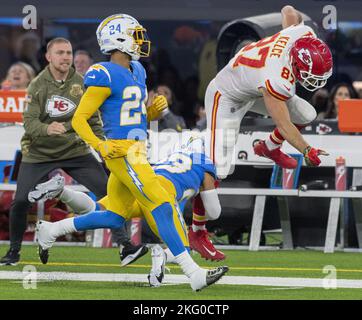 Inglewood, Usa. 20.. November 2022. Das enge Ende der Kansas City Chiefs Travis Kelce (87) springt in der ersten Hälfte gegen die Los Angeles Chargers im SoFi Stadium in Inglewood, Kalifornien, am Sonntag, den 20. November 2022, um zusätzliche Maßstäbe. Foto von Mike Goulding/UPI Credit: UPI/Alamy Live News Stockfoto