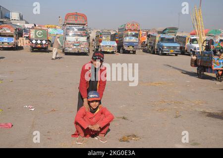 Ismalabad, Pakistan. 20.. November 2022. Afghanische Flüchtlingsjungen arbeiten auf einem Gemüsemarkt, um ihren Familien in Islamabad ihren Lebensunterhalt zu verdienen. Die in ihrer Freizeit gerne spielen. Tausende von Kindern arbeiten in Pakistan in Kinderarbeit. Beamte und Vertreter der pakistanischen Regierung sagten anlässlich des Internationalen Kindertages, dass die Regierung den Rechten der Kinder Vorrang einräumt. (Foto von Raja Imran Bahadar/Pacific Press) Quelle: Pacific Press Media Production Corp./Alamy Live News Stockfoto