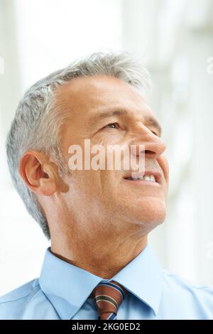Nahaufnahme eines reifen Geschäftsmannes, der wegschaut. Nahaufnahme Porträt des erfolgreichen reifen Geschäftsmann wegschauen. Stockfoto