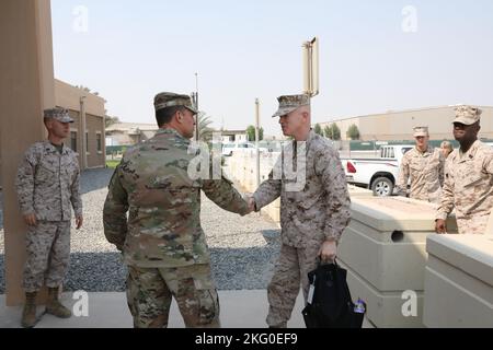 Oberst der US-Armee, Martin A. Wohlgemuth, Kommandant, Area Support Group - Kuwait, schüttelt sich die Hände mit dem US-Marinestützpunkt, Major General Paul J. Rock, Kommandant, U.S. Marine Corps Forces, Central Command, im Camp Arifjan, Kuwait, Okt. 19. 2022. Stockfoto