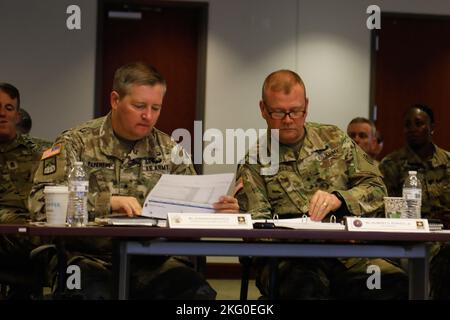 Am 19. Oktober 2022 führte BG Robert Powell, Kommandant des 335. Signal Command, die USARCENT G6 an und unterstützte Organisationen bei der Theatre Synchronization Review auf dem Shaw Air Force Base, SC. Dieses Treffen stellt sicher, dass das Signalunternehmen von USARCENT bereit, widerstandsfähig und innovativ ist. Stockfoto