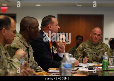 Am 19. Oktober 2022 führte BG Robert Powell, Kommandant des 335. Signal Command, die USARCENT G6 an und unterstützte Organisationen bei der Theatre Synchronization Review auf dem Shaw Air Force Base, SC. Dieses Treffen stellt sicher, dass das Signalunternehmen von USARCENT bereit, widerstandsfähig und innovativ ist. Stockfoto