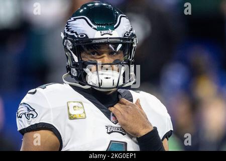 Indianapolis, Indiana, USA. 20.. November 2022. Philadelphia Eagles Quarterback Jalen schmerzt (1) während des Vorspiels des NFL-Spiels gegen die Indianapolis Colts in Indianapolis, Indiana. John Mersits/CSM/Alamy Live News Stockfoto