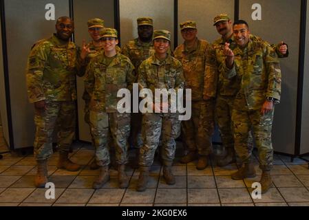 US Air Force Col. Henry „Wolf“ Jeffress (links), Kommandant des 8. Fighter Wing und Chief Master Sgt. Carlos „Wolf Chief“ Damian (rechts), Kommandochef der FW 8., gratuliert den teilnehmenden Teams nach einem Top-Chef-Wettbewerb auf dem Kunstan Air Base, Republik Korea, 19. Oktober 2022. Die Teams erhielten eine Stunde und bestimmte Zutaten für ihre zubereiteten Mahlzeiten. Stockfoto