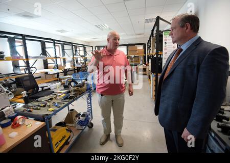 Michael K. McAfee, der für das Programm nachhaltiger Reichweite zuständige Beauftragte der regionalen Ausbildungsunterstützungsabteilung Süd, 7. Army Training Command, links, spricht mit John P. Doyle, dem neuen Direktor der Training Support Activity Europe, rechts, bei den Trainingseinrichtungen für AIDS-Geräte, Simulatoren und Simulationen (TADSS) in Caserma Del DIN, Vicenza, Italien 19. Oktober 2022. Stockfoto