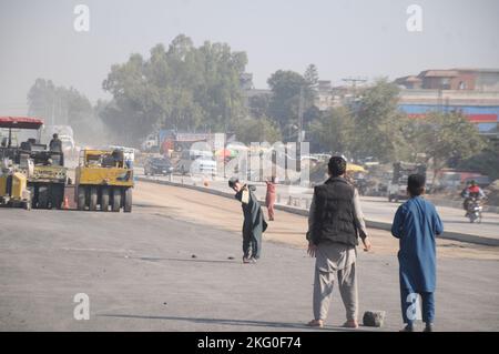 Ismalabad, Pakistan. 20.. November 2022. Afghanische Flüchtlingsjungen arbeiten auf einem Gemüsemarkt, um ihren Familien in Islamabad ihren Lebensunterhalt zu verdienen. Die in ihrer Freizeit gerne spielen. Tausende von Kindern arbeiten in Pakistan in Kinderarbeit. Beamte und Vertreter der pakistanischen Regierung sagten anlässlich des Internationalen Kindertages, dass die Regierung den Rechten der Kinder Vorrang einräumt. (Bild: © Raja Imran/Pacific Press via ZUMA Press Wire) Stockfoto