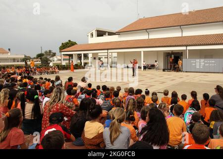 MARINESTÜTZPUNKT ROTA, Spanien (19. Oktober 2022) Kenneth Kirk, Rektor der Rota Grundschule, spricht mit Studenten während einer Versammlung zum Einheitstag. Der vom National Mobbing Prevention Center von Pacer eingerichtete Unity Day ermutigt die Schüler, Orange zu tragen, um Einigkeit zu zeigen und sich gegen Mobbing in ihren Schulen und Gemeinden zu stellen. Stockfoto