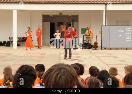 MARINESTÜTZPUNKT ROTA, Spanien (19. Oktober 2022) Kenneth Kirk, Rektor der Rota Grundschule, spricht mit Studenten während einer Versammlung zum Einheitstag. Der vom National Mobbing Prevention Center von Pacer eingerichtete Unity Day ermutigt die Schüler, Orange zu tragen, um Einigkeit zu zeigen und sich gegen Mobbing in ihren Schulen und Gemeinden zu stellen. Stockfoto