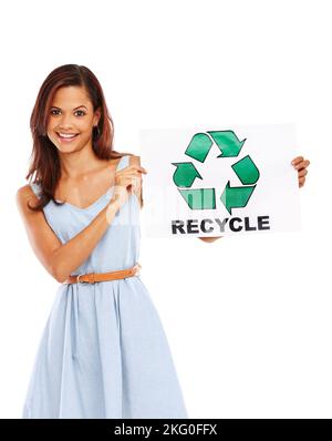 Unsere Welt sauber halten - Recycle. Lächelnde junge Frau, die Ihnen ein Recycling-Schild vor weißem Hintergrund zeigt. Stockfoto