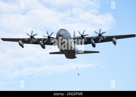 Eine US-amerikanische Luftwaffe HC-130J, die der Rettungsschwadron 211., Joint Base Elmendorf-Richardson, Alaska, zugewiesen ist, führt ein Training über die Malemute Drop Zone von JBER, Oktober 19, durch. 2022. Das 211. Rescue Squadron führt Such- und Rettungsmissionen durch, die Rettungsunterstützung in Alaska leisten, und hat auch eine 72-stündige weltweite Einsatzmission. Stockfoto