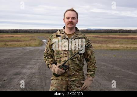 US Air National Guard Staff Sgt. Tyler Hoskins, ein HC-130J-Lastmaster, der 211. Rettungsgeschwader, Joint Base Elmendorf-Richardson, Alaska, zugewiesen wurde, posiert nach der Teilnahme an einem Rettungspaket-Drop-Training in der JBER Malemute Drop Zone, Oktober 19. 2022. „Wir bekämpfen in erster Linie die Such- und Rettungsmaßnahmen für alle Kommandanten der Kämpfer, wir reagieren weltweit 72 Stunden auf alles, wo immer wir gebraucht werden“, sagte er. „Dann, um den Staat Alaska mit der Guard-Mission bieten wir eine 24-Stunden, 7 Tage die Woche, wachsam Engagement für den Staat und den 3. Flügel. Jederzeit, überall, bei jedem Wetter, wenn Sie in Unruhe sind Stockfoto