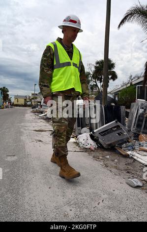 Col. Brian Hallberg, USACE Hurrikane Ian Recovery Office und Kommandant des Norfolk District, beobachtet Sturmschäden am Fort Myers Beach, Florida, Oktober 19. Hallberg leitet die USACE-Wiederaufbaubemühungen zur Unterstützung der FEMA und des US-Bundesstaates Florida, dem Orkanen Ian, in Gebieten, in denen Infrastrukturbewertungen, temporäre Blue-Roof-Installationen, temporäre Wohnungen und technische Unterstützung durch Schutt durchgeführt werden. Stockfoto