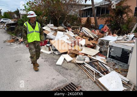 Col. Brian Hallberg, USACE Hurrikane Ian Recovery Office und Kommandant des Norfolk District, beobachtet Sturmschäden am Fort Myers Beach, Florida, Oktober 19. Hallberg leitet die USACE-Wiederaufbaubemühungen zur Unterstützung der FEMA und des US-Bundesstaates Florida, dem Orkanen Ian, in Gebieten, in denen Infrastrukturbewertungen, temporäre Blue-Roof-Installationen, temporäre Wohnungen und technische Unterstützung durch Schutt durchgeführt werden. Stockfoto