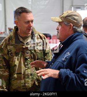 Col. Brian Hallberg, USACE, das US-amerikanische Büro für die Wiederherstellung des Orkans Ian und der Kommandant des Norfolk-Bezirks, Left, und Bob Raymond, Fort Myers Beach, Florida, bürgermeister, besprechen die Wiederauffüllungsoperationen von „The Mains“ am Fort Myers Beach, Oktober 19. USACE unterstützt die FEMA und den Bundesstaat Florida, den US-Bundesstaat Florida, bei der Sanierung von Gebieten, die Infrastrukturbewertungen, temporäre Blue-Roof-Installationen, temporäre Wohnungen und technische Unterstützung durch Schutt umfassen. Stockfoto