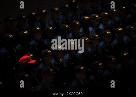 GREAT LAKES, Ill. (Okt. 19, 2022) Rekruten mit der Jahresrekrut Cardinal Division 64. stehen mit Navy-Ballcaps zur Verfügung, nachdem sie ihre Bewertung an Bord der USS Trayer (BST 21) beim Recruit Training Command, 19. Oktober 2022, abgeschlossen haben. Trayer, besser bekannt als „Kampfstationen“, ist das Schmelztiegel-Ereignis, das Rekruten vor dem Abschluss passieren müssen und ihre Kenntnisse und Fähigkeiten in den grundlegenden Seemannschaft, Schadenskontrolle, Brandbekämpfung und Notfallmaßnahmen testen müssen. Die Cardinal Division ist nach den St. Louis Cardinals benannt, die seit 1958 jährlich solche Gruppen gesponsert haben, und ist die U.. Stockfoto