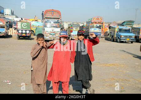 Ismalabad, Pakistan. 20.. November 2022. Afghanische Flüchtlingsjungen arbeiten auf einem Gemüsemarkt, um ihren Familien in Islamabad ihren Lebensunterhalt zu verdienen. Die in ihrer Freizeit gerne spielen. Tausende von Kindern arbeiten in Pakistan in Kinderarbeit. Beamte und Vertreter der pakistanischen Regierung sagten anlässlich des Internationalen Kindertages, dass die Regierung den Rechten der Kinder Vorrang einräumt. (Bild: © Raja Imran/Pacific Press via ZUMA Press Wire) Stockfoto